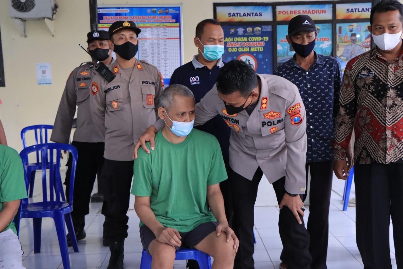 Dinyatakan Sembuh ODGJ Diberi Sepasang Kambing Oleh Kapolres Madiun