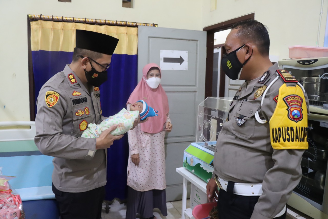 Kapolres Bondowoso Beri Bantuan Perlengkapan Bayi Yang Baru Ditemukan