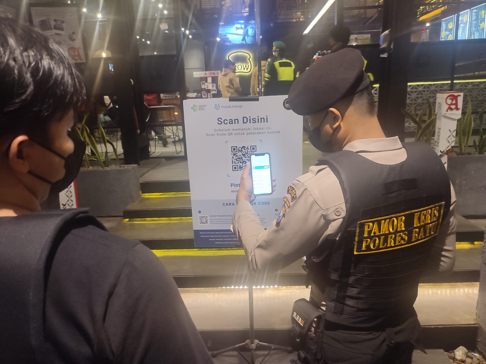 Tim 'Pamor Keris' Polres Batu Edukasi Kaum Millenial Cegah Penyebaran Covid -19