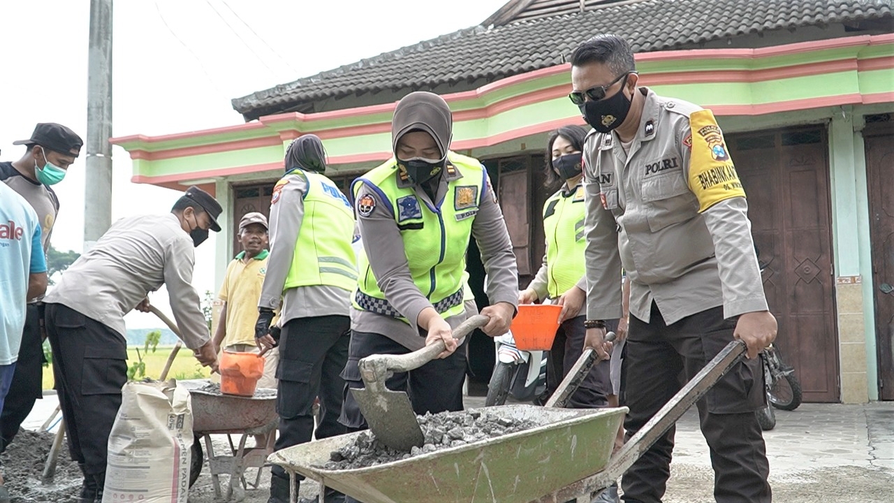 Operasi Keselamatan Semeru 2022 di Tengah Covid -19, Ini Aksi Polwan Polres Ponorogo