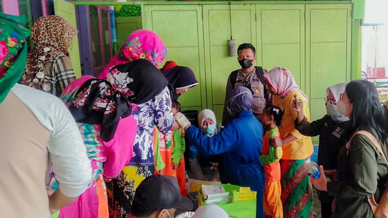 Polres Probolinggo Kota Gelar Vaksinasi Covid dan Tetanus Difteri Bagi Pelajar SD di Gili Ketapang