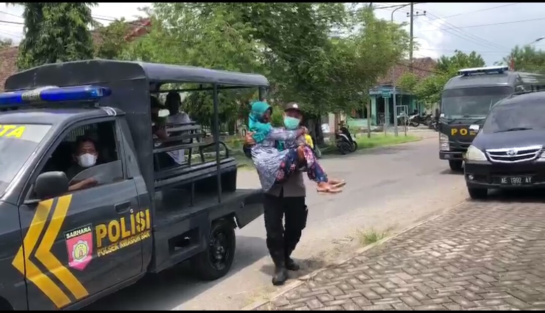 Dari Berbagi Sembako Hingga Gendong Lansia, Kontribusi Polres Ngawi Ingin Mengakhiri Pandemi