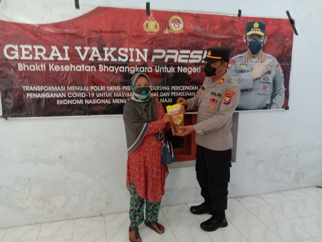 Berbagi Minyak Goreng Gratis,Cara Humanis Polres Magetan Tarik Minat Warga Ikut Vaksin