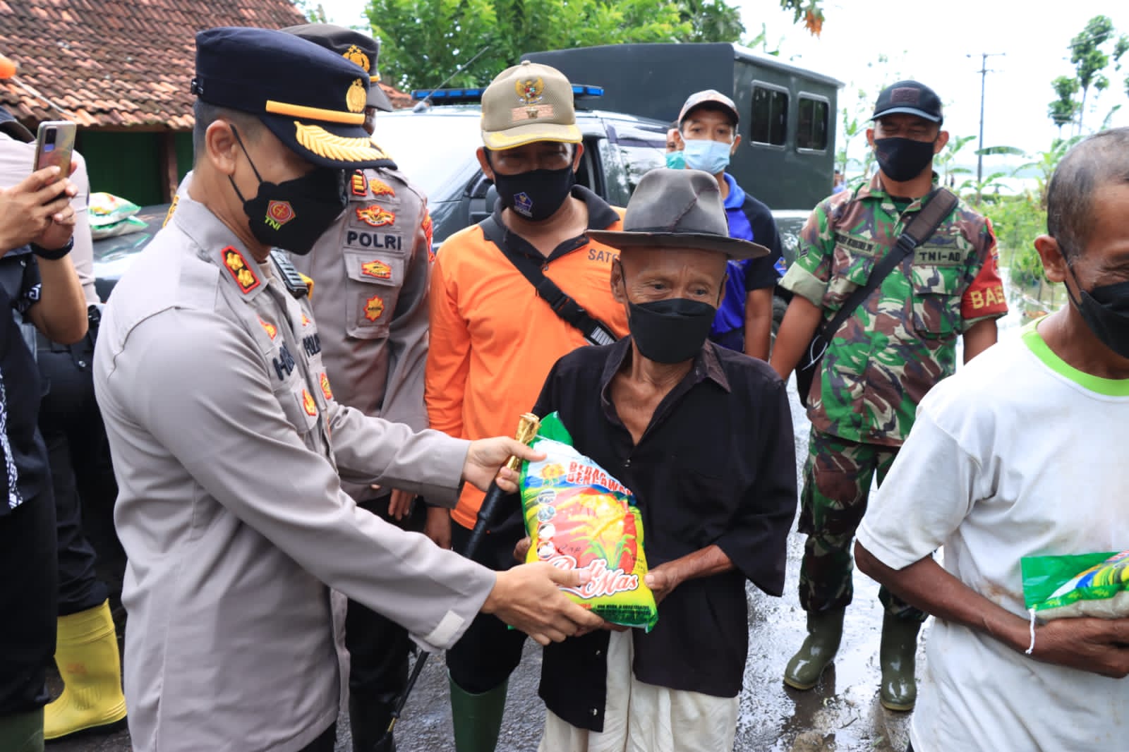 Hadir di Tengah Masyarakat Terdampak Banjir, Polres Jember Tanggap Bencana