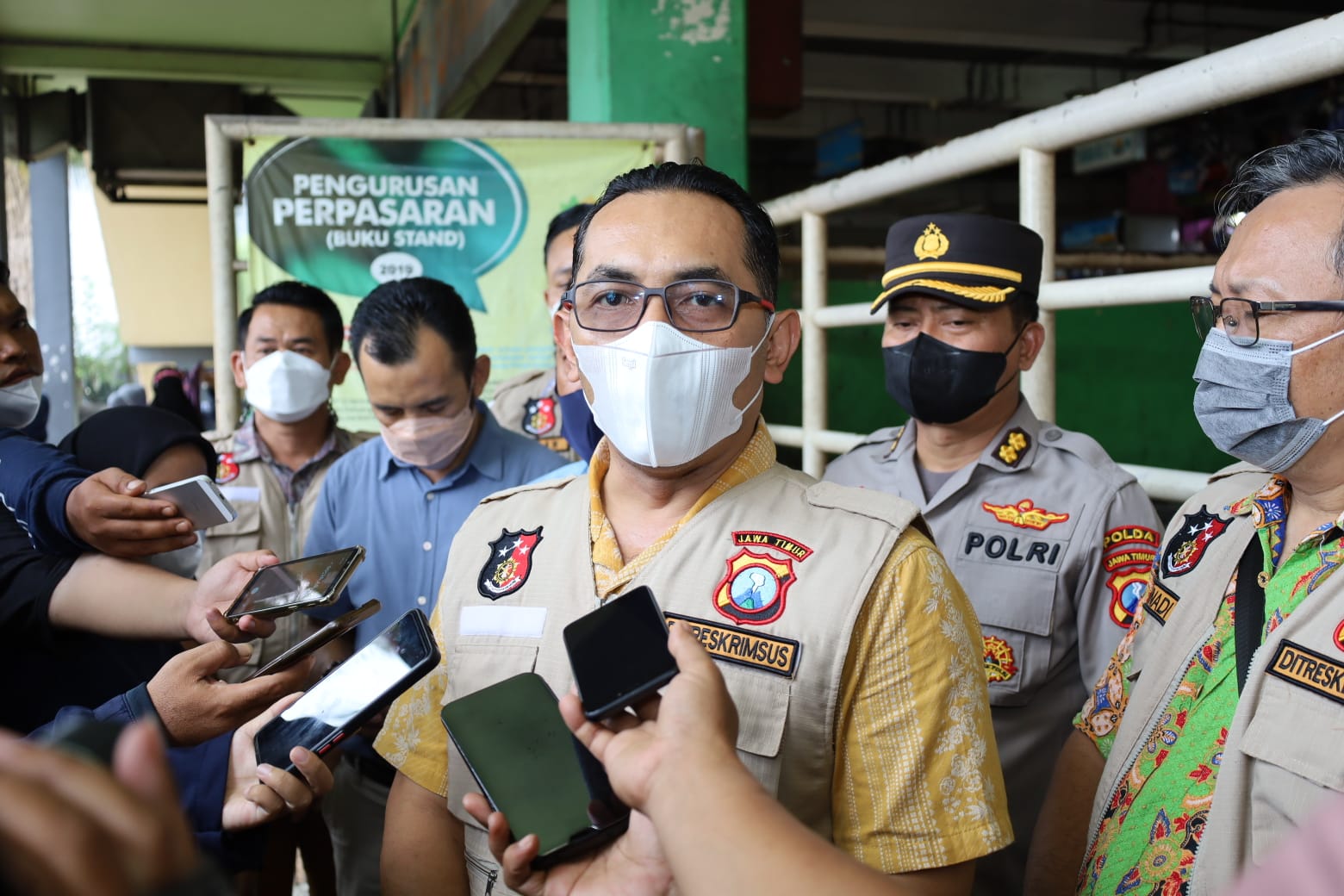 Satgas Pangan Polda Jatim Memantau Ketersediaan Minyak Goreng Curah/Kemasan di Pasar Wonokromo