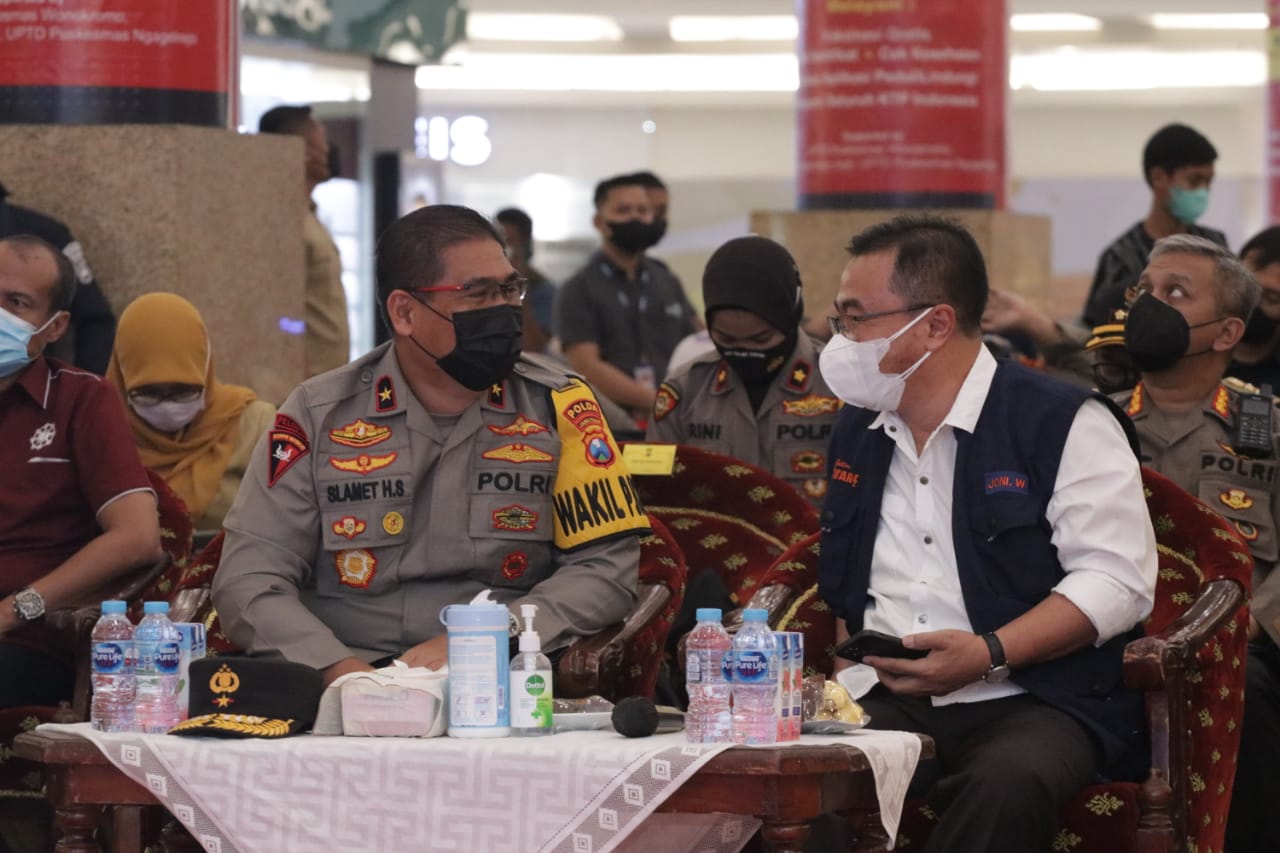 Wakapolda Jatim Cek Vaksinasi Dosis Tiga di Royal Plaza Surabaya