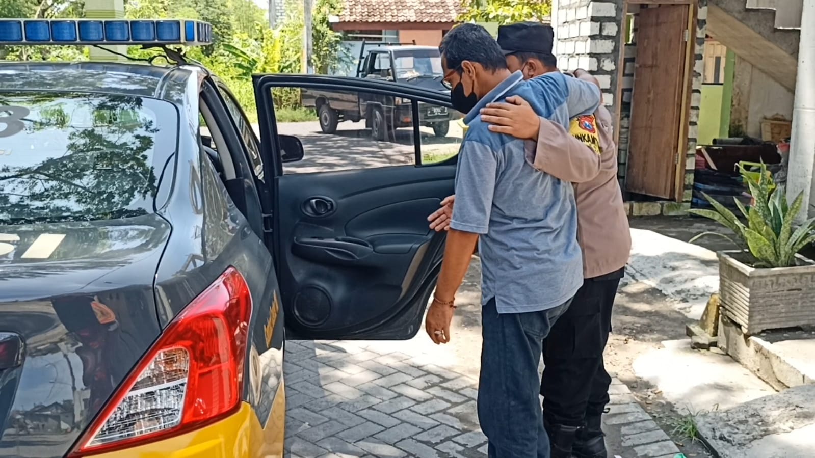 Layani Sepenuh Hati,Bhabinkamtibmas di Gresik Jemput Warga Yang Sakit Ambil BTPKLWN