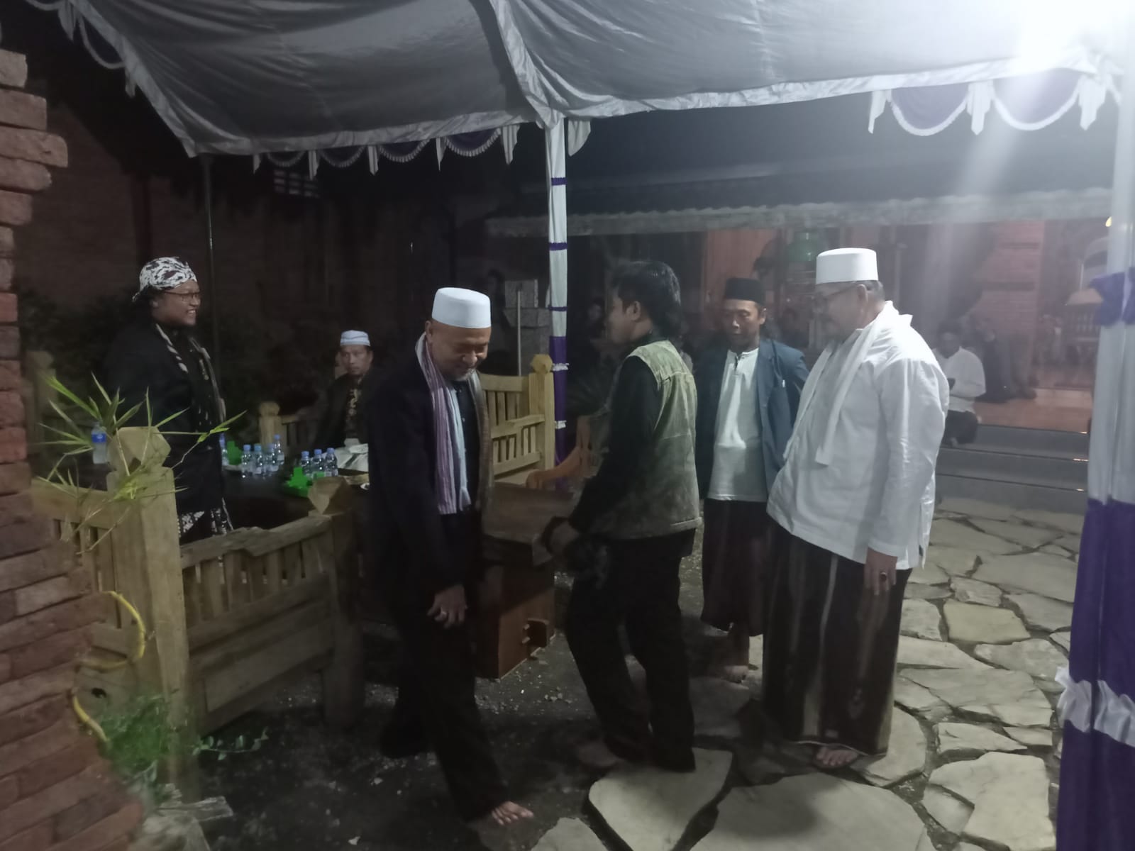 Pengasuh Ponpes Alluwung Berdzikir Bersama Alluwung Eling Ngawi, Hadiri Khaul dan Wisuda Khotmil Qur'an