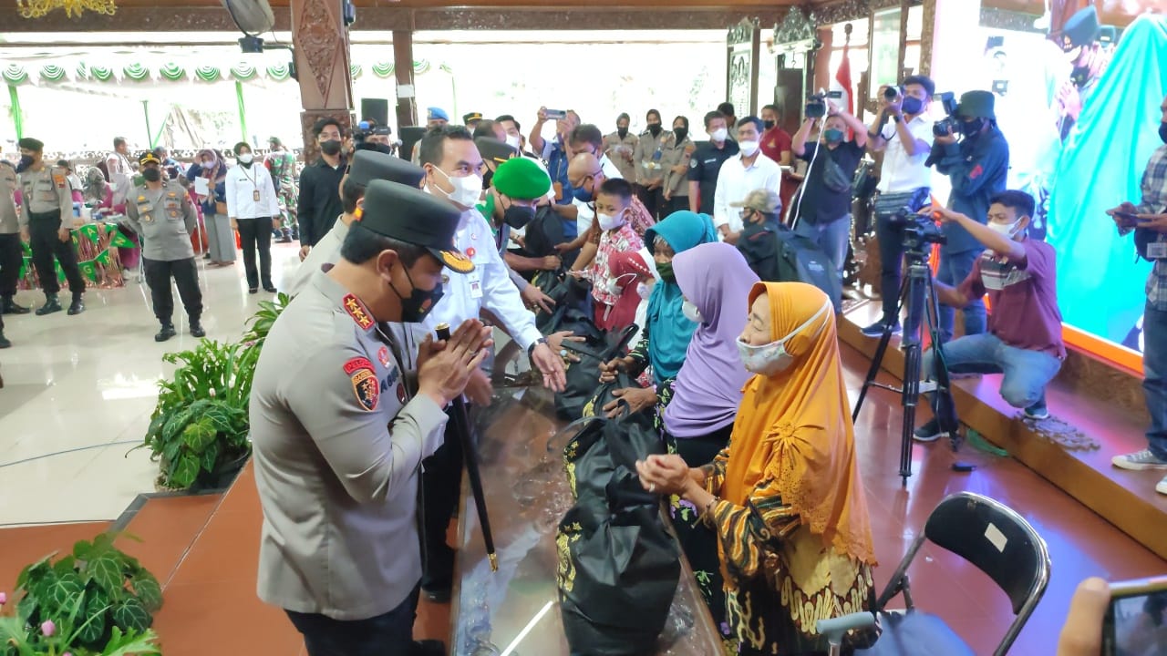 Kabareskrim Polri Bagikan Paket Sembako Untuk Warga Yang Ikut Vaksinasi Di Blora Jawa Tengah