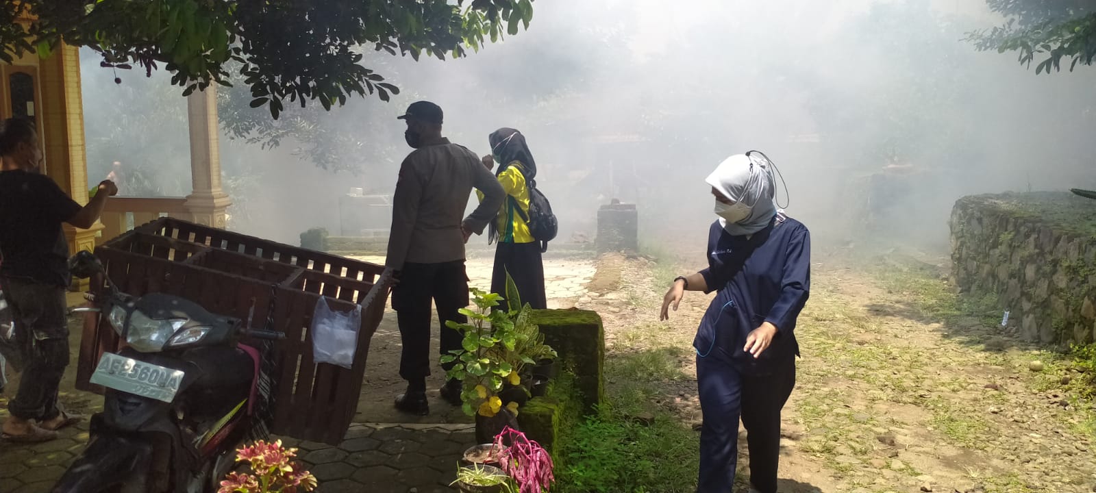 Bersama Tiga Pilar Polisi di Ngawi Lakukan Fogging Cegah DBD
