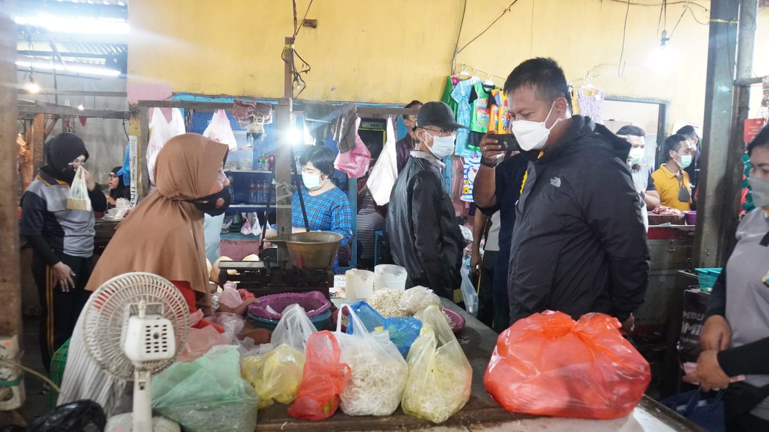 Polresta Sidoarjo Suntik Vaksin Booster Masyarakat di Pasar Tradisional