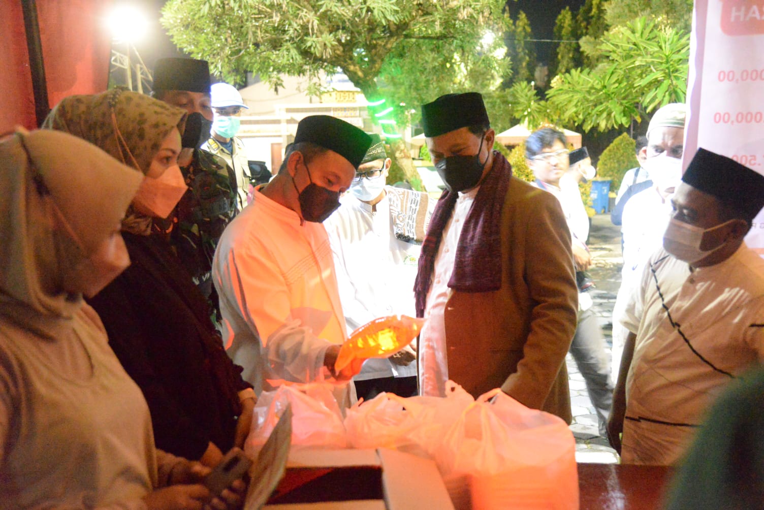 Kejar Herd Immunity, Polres Madiun Kota Bersama Forkopimda Gelar Vaksinasi Usai Sholat Tarawih