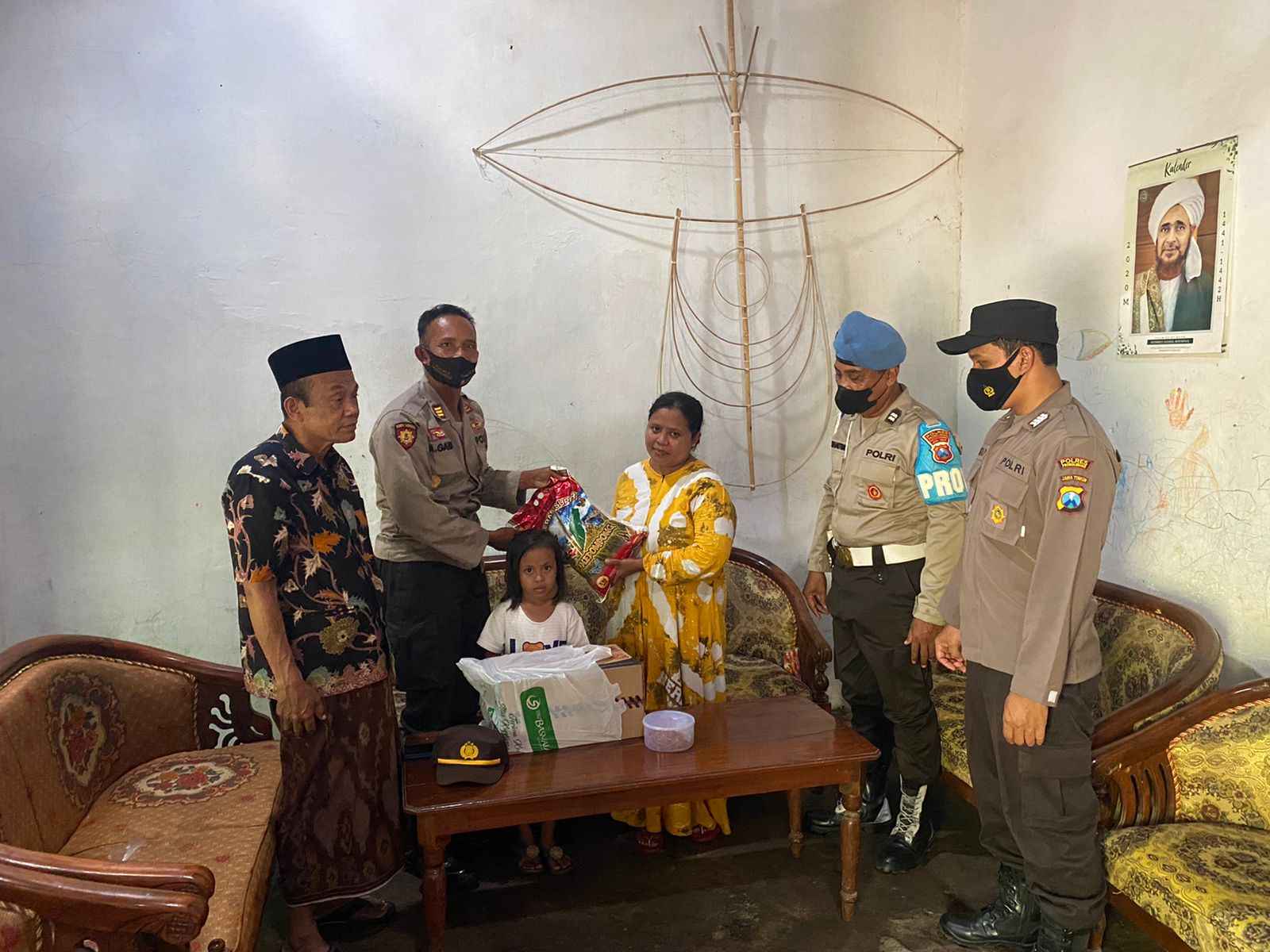 Polisi Peduli, Kapolres Probolinggo Berikan Bantuan Untuk Bocah Penderita Tumor