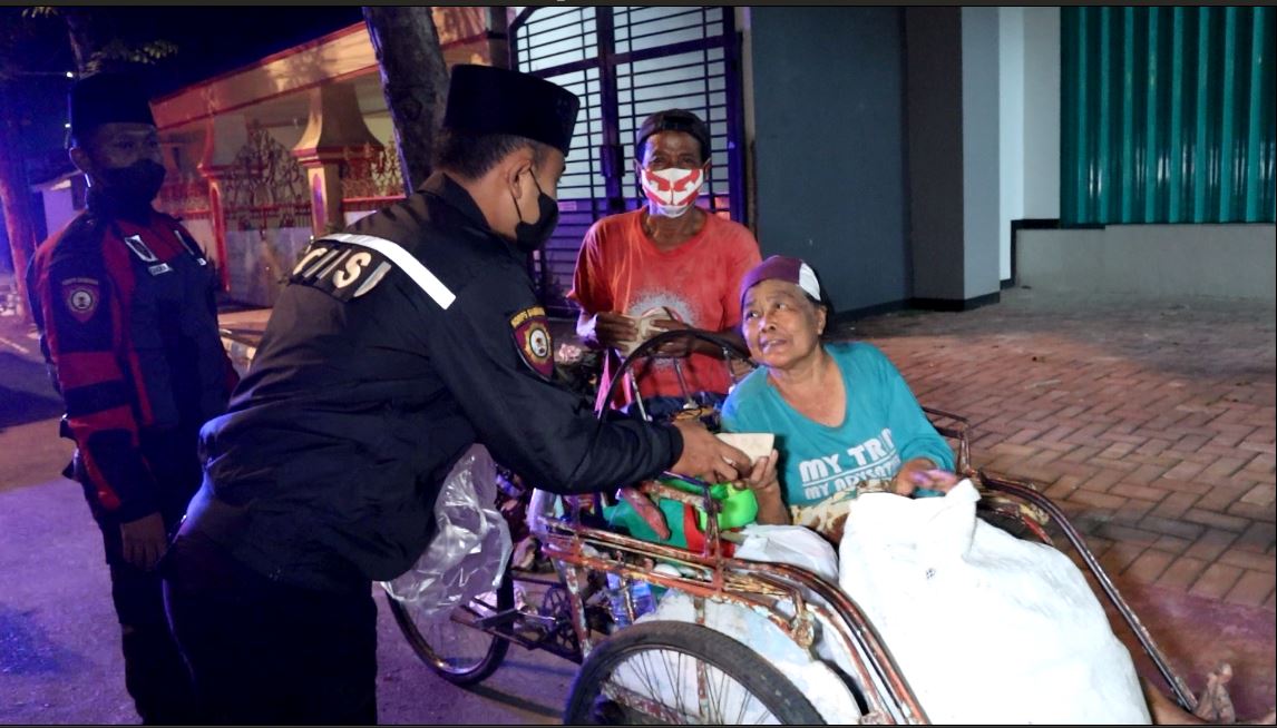 Sahur On The Road, Sat Samapta Polres Bangkalan Gelar Patroli Sambil Berbagi Nasi