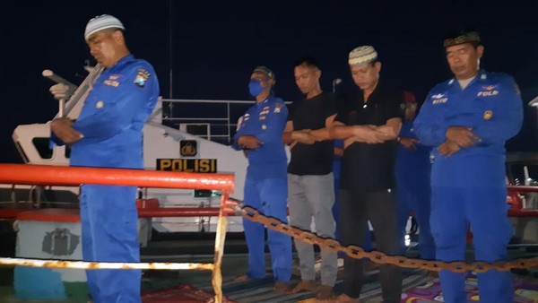 Akrabnya Polisi dan Nelayan Surabaya, Berbuka Puasa,Sholat dan Sahur di Tengah Laut