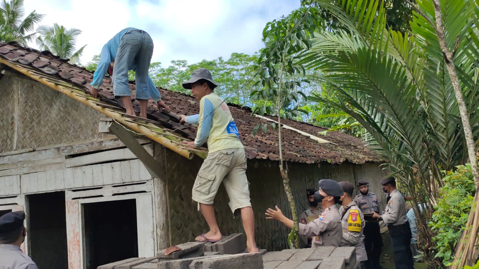 Polisi Peduli, Polres Jember Bersama Paguyuban Tali Asih Bedah Rumah Warga Kurang Mampu