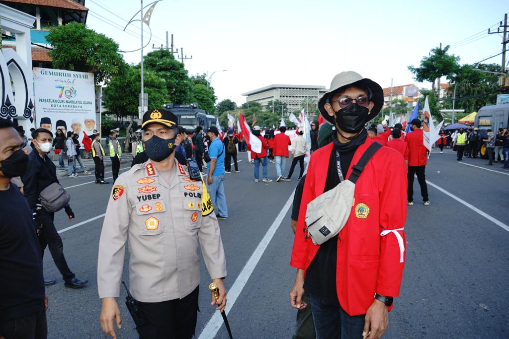 Kapolrestabes Surabaya turun Langsung Menemui Mahasiswa Bersama Ketua DPRD Jawa Timur