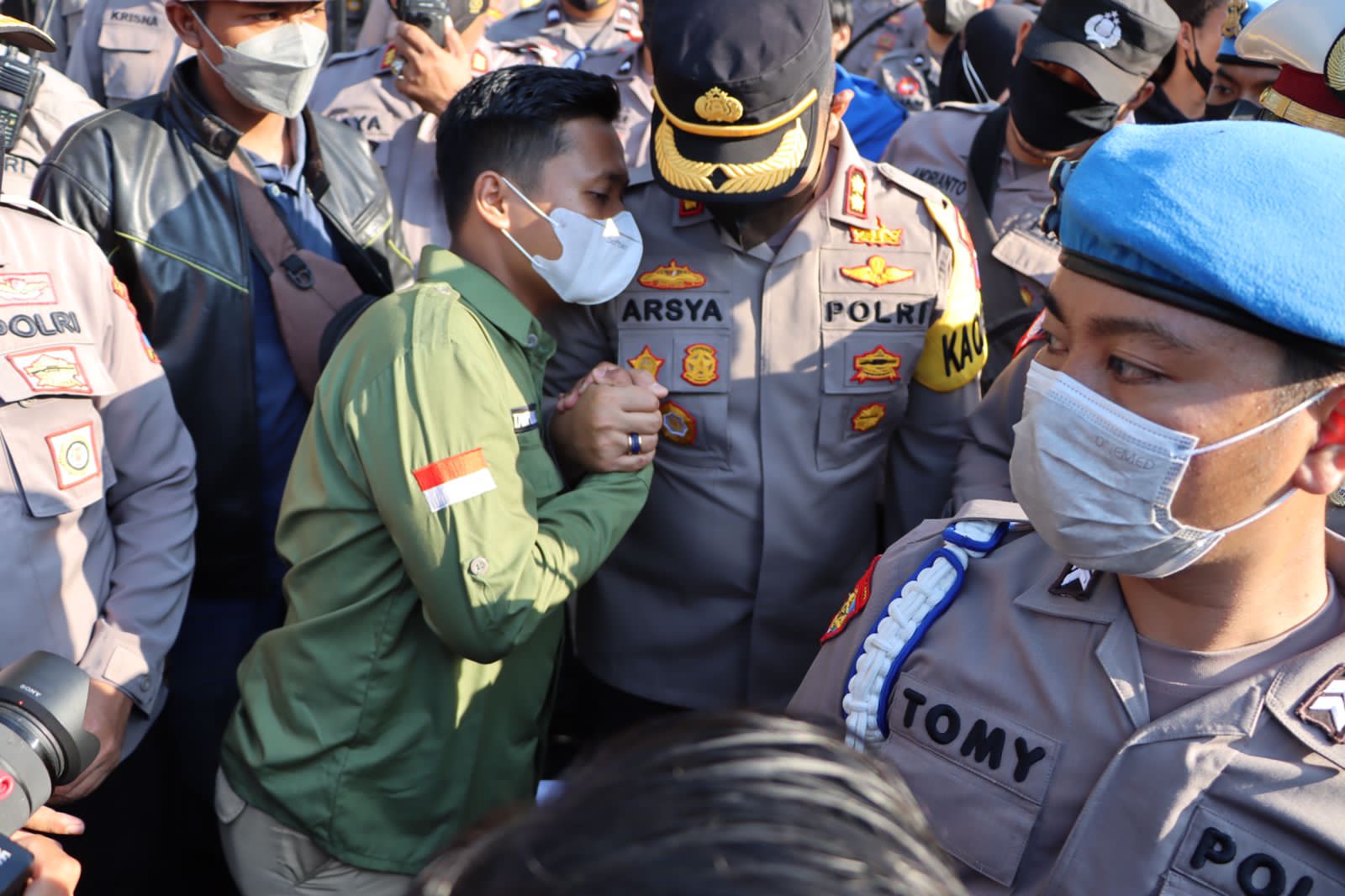 Pasukan Asmaul Husna Polres Probolinggo Dinginkan Aksi Demo BEM dan HMI Probolinggo Raya
