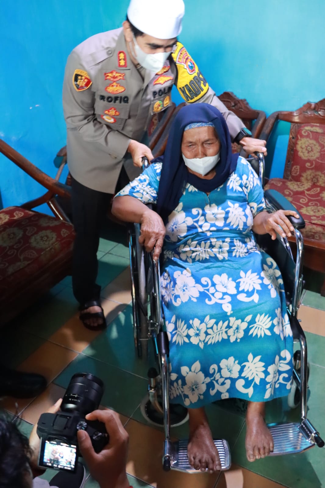 Mbah Munikah Menangis Saat Kapolresta Mojokerto Beri Kursi Roda