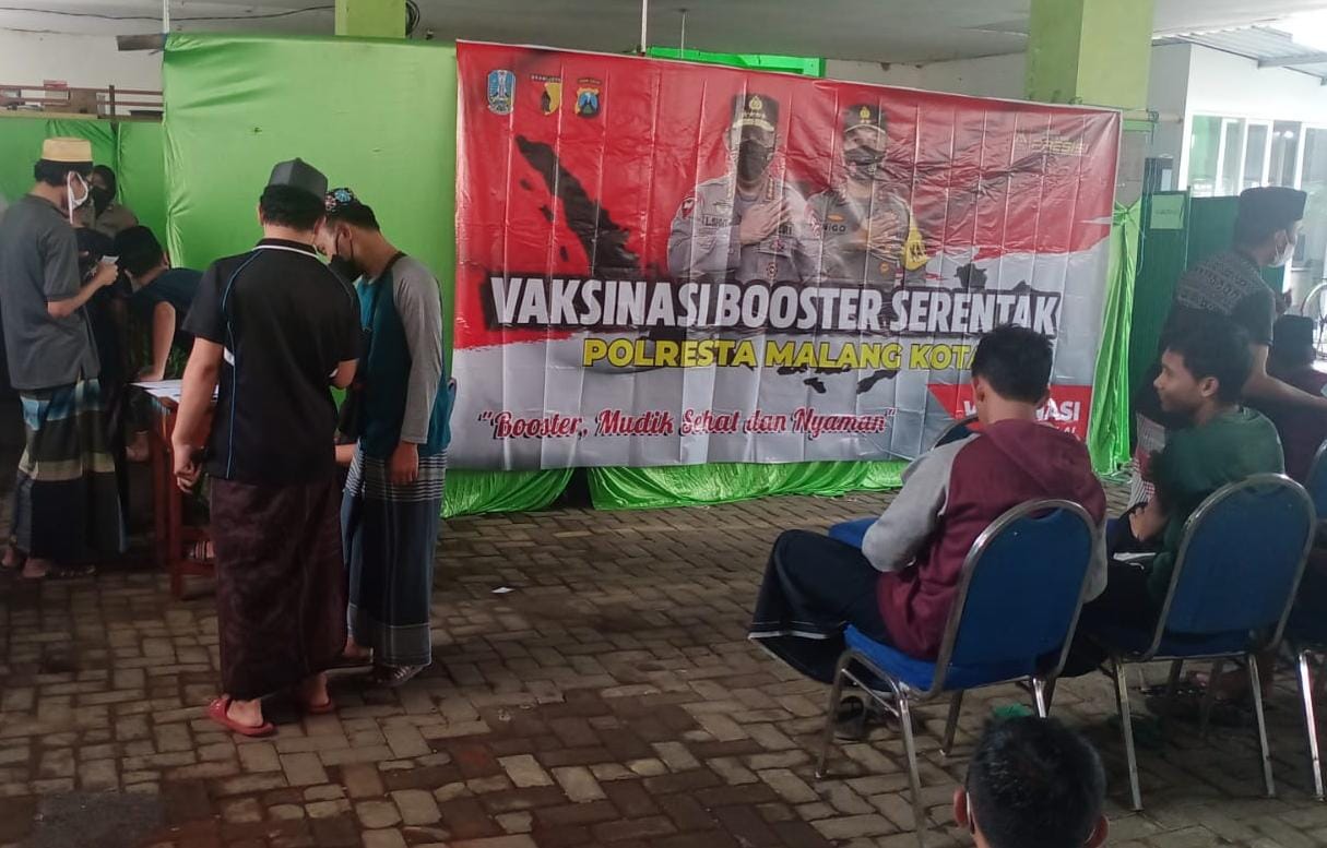 Siapkan Mudik Sehat dan Aman, Polresta Malang Kota Gelar Vaksinasi Booster di Ponpes