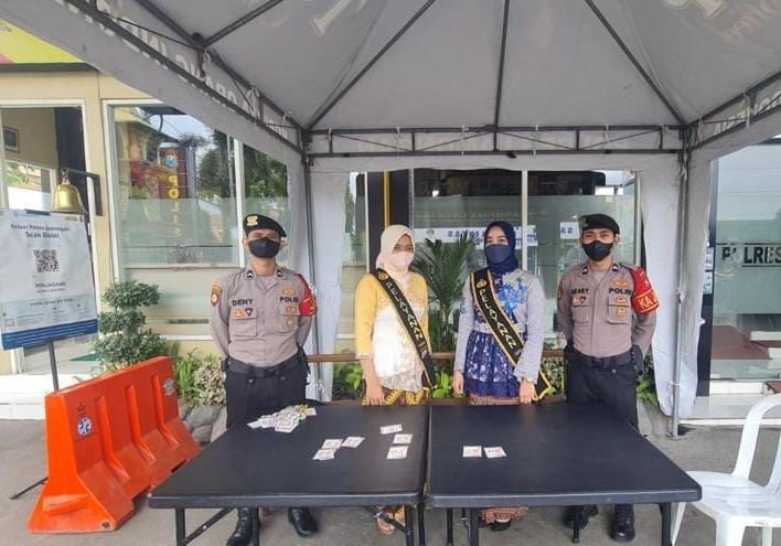 Berbaju Adat Polwan Polda Jatim Peringati Hari Kartini