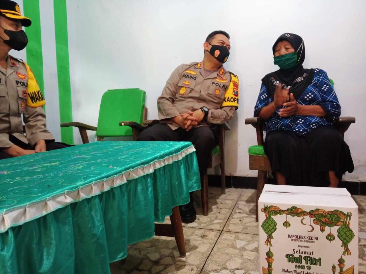Lawan Jambret, Mbah Poninten Terima Penghargaan dari Kapolres Kediri