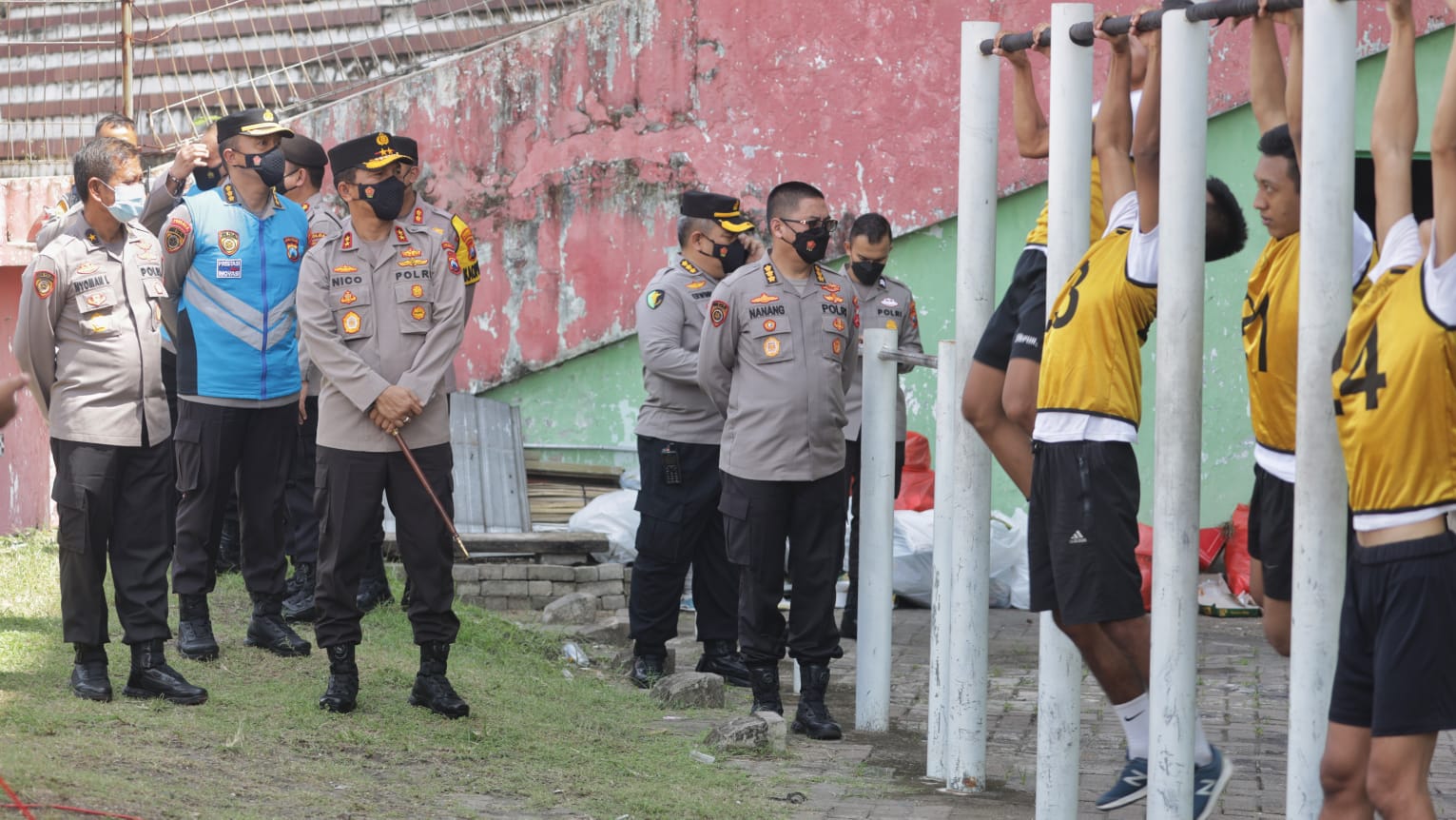 Kapolda Jatim Mengecek Pelaksanaan Test Kesamaptaan Jasmani Seleksi Penerimaan Bintara Polri Gelombang II T.A. 2022