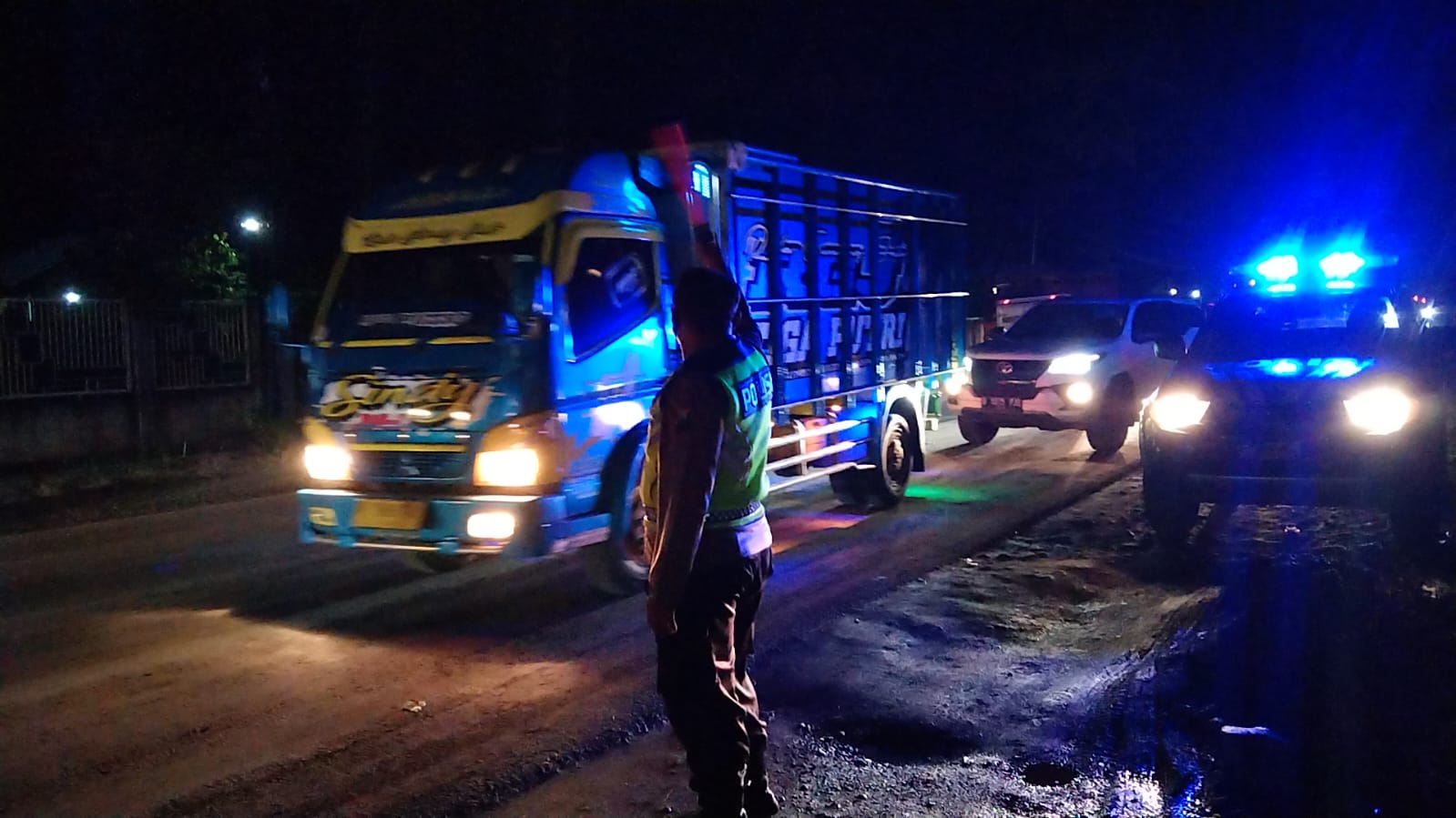 Respon Cepat Polisi dan Masyarakat Probolinggo Tangani Banjir