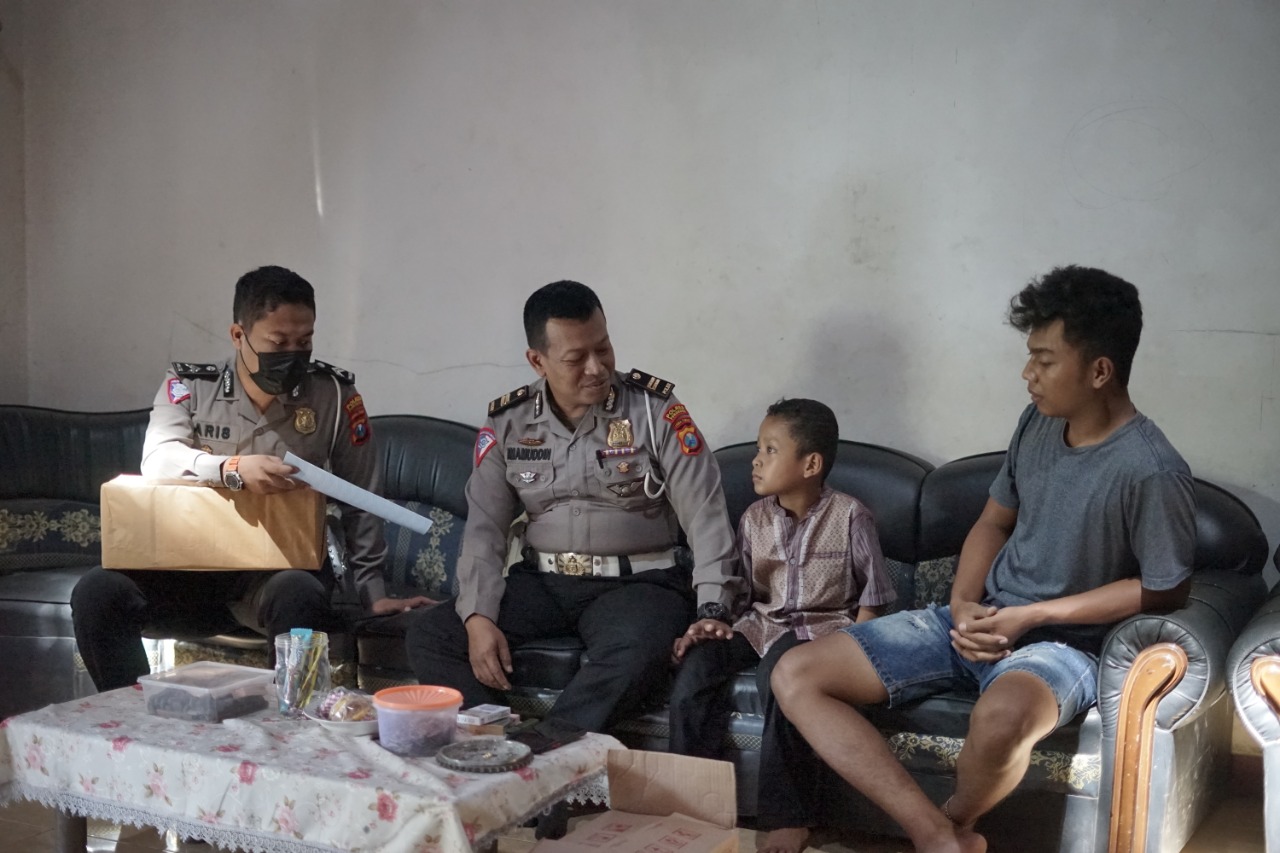 Cepat Dekat dan Bersahabat,Satlantas Polres Ponorogo Berikan Bantuan Kemanusiaan