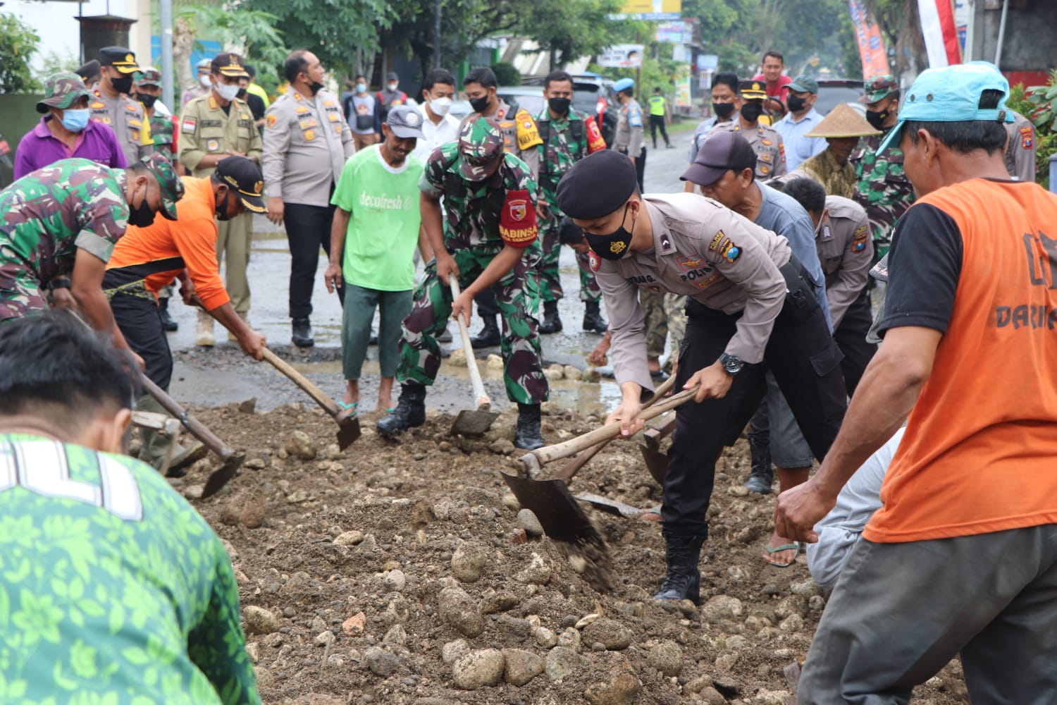 Gotong Royong Perbaiki Jalan Desa,Polres Trenggalek Gelar Bhaksos