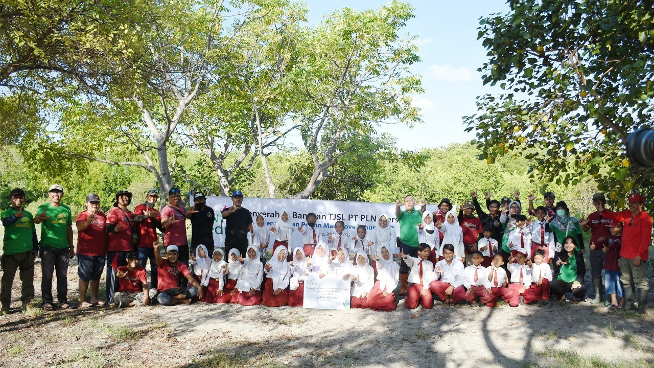 Jelang Hari Lingkungan Hidup Sedunia, PLN Tanam 5000 Mangrove Bersama Warga Masyarakat
