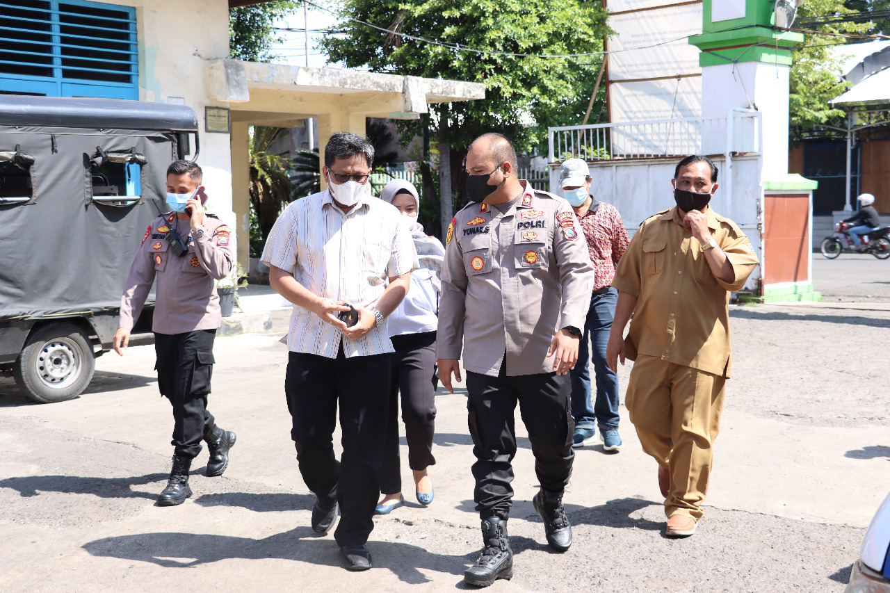 Wakapolres Pelabuhan Tanjung Perak Tinjau Posko Check Points di RPH Sidotopo.