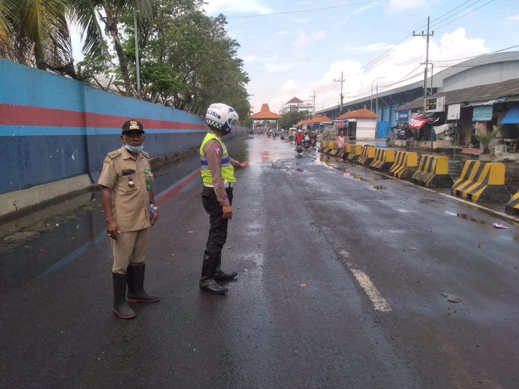 Kepedulian Anggota Satlantas Polres Pelabuhan Tanjung Perak Bantu Kesulitan Warga Dampak Banjir Rob
