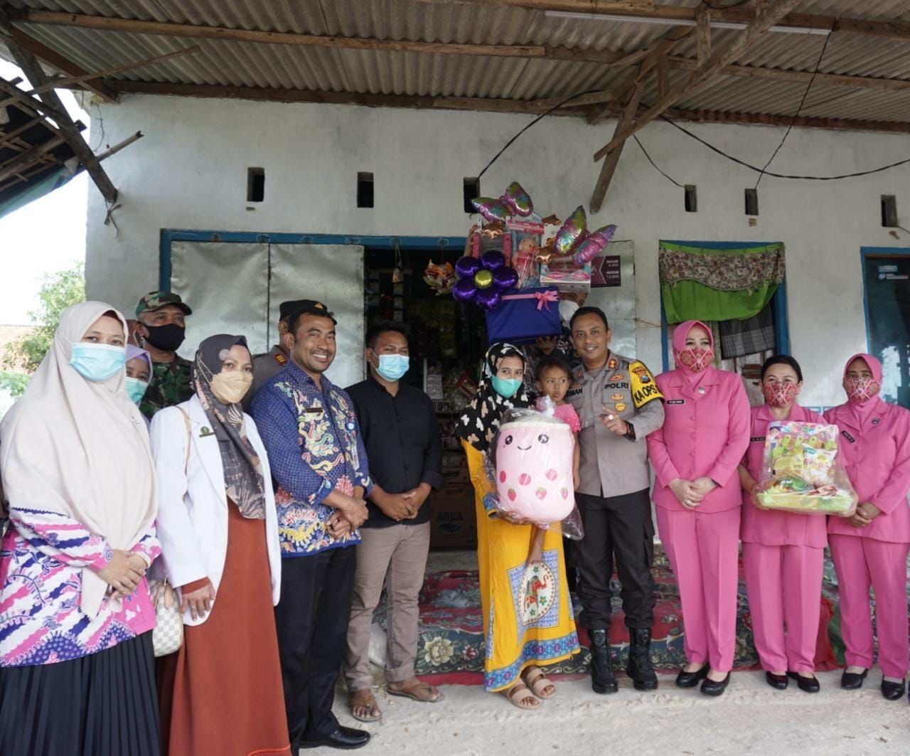 Kapolres Sampang Berikan Bantuan Sosial kepada Balita Kecanduan Aroma Bensin