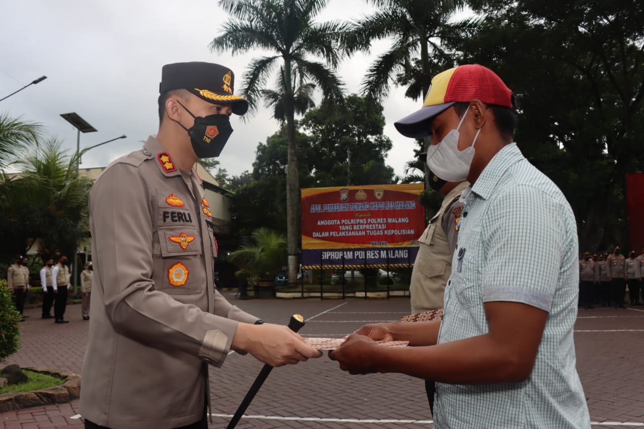 Selamatkan Korban Laka Laut, 2 Nelayan Dapat Penghargaan Kapolres Malang