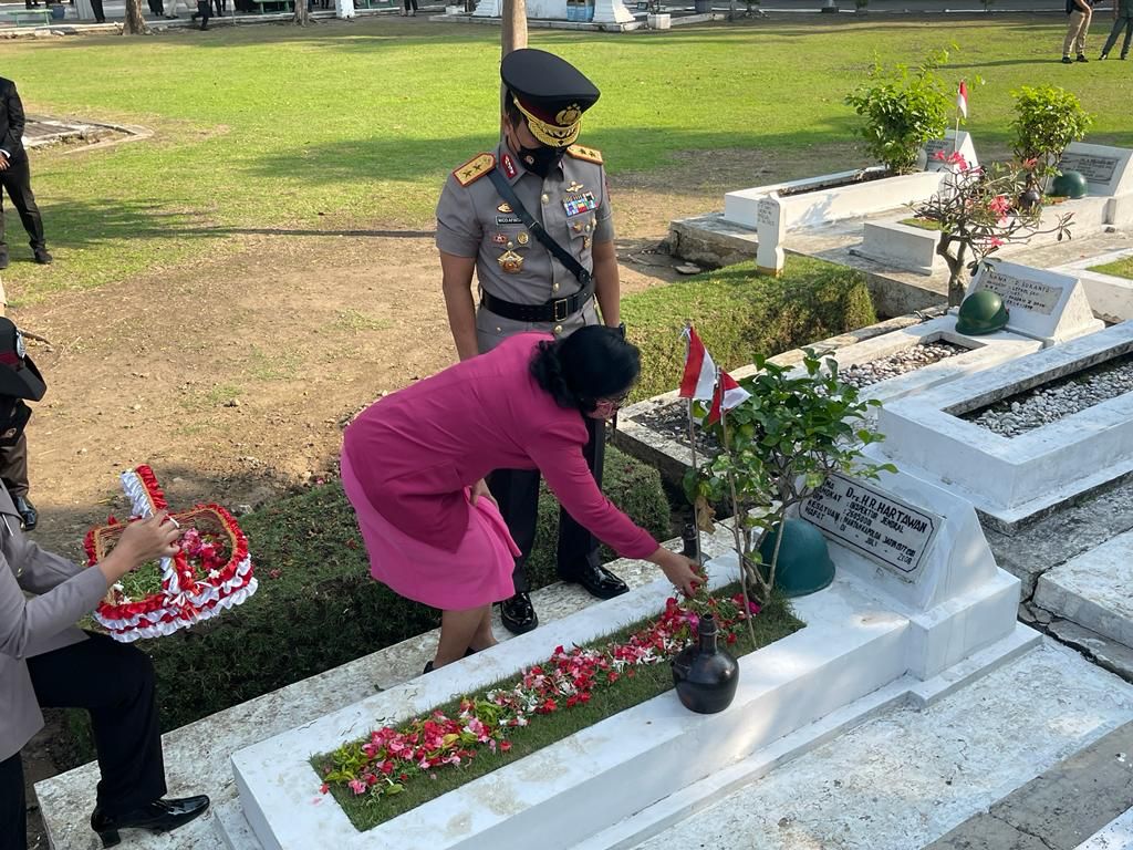 Ziarah Makam Pahlawan dalam rangka Hari Bhayangkara, Kapolda Jatim Sempatkan Berdoa di Makam Sang Kakek yang merupakan Pejuang Kemerdekaan