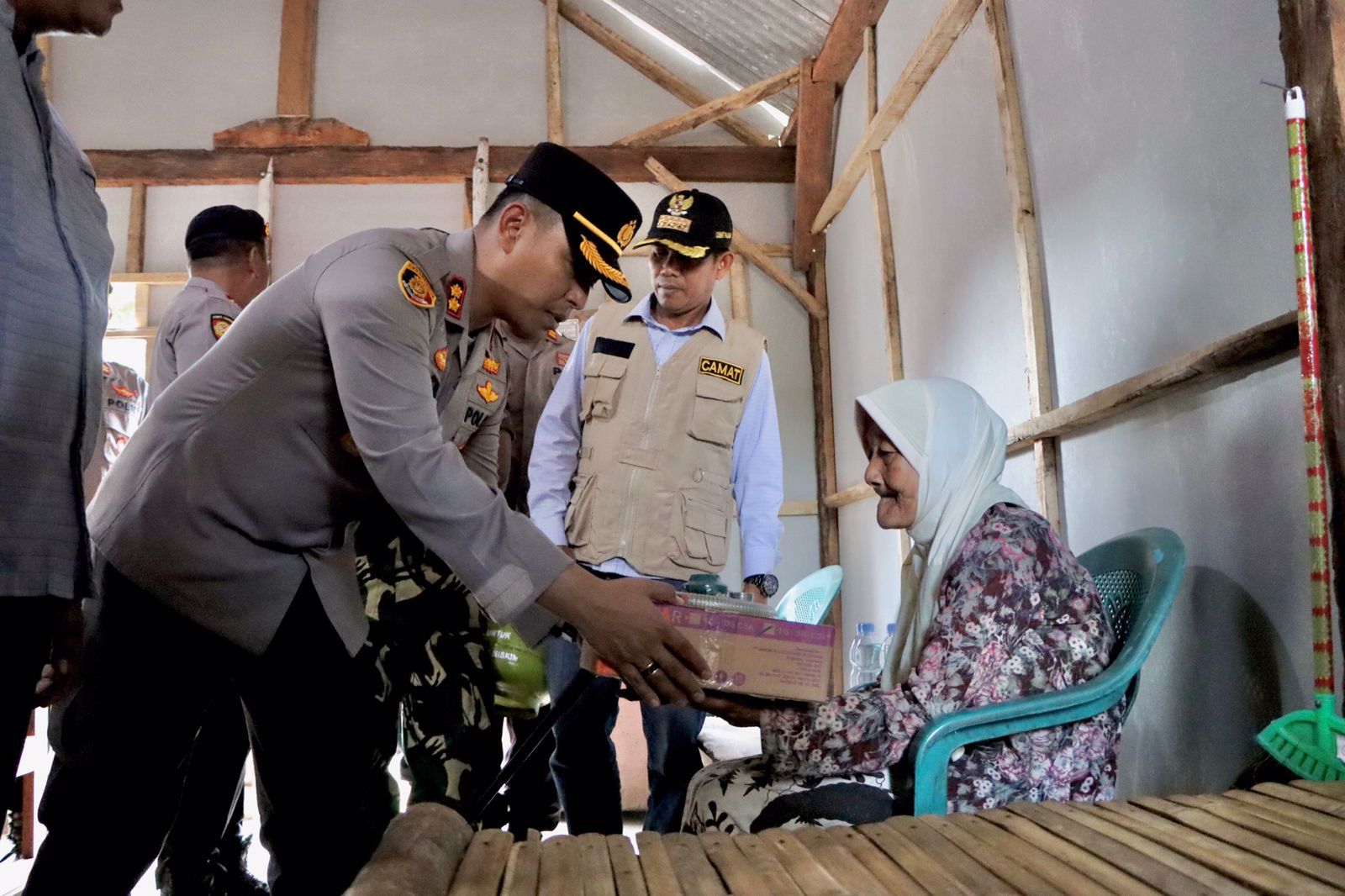 Polisi Peduli, Polres Probolinggo Bantu Renovasi Rumah Mbah Monco yang Sebatang Kara