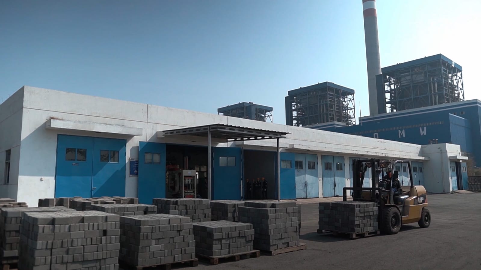 Dukung Kampung Nelayan Maju, PLN Perkenalkan Paving dan Batako yang Lebih Kuat Berbahan FABA