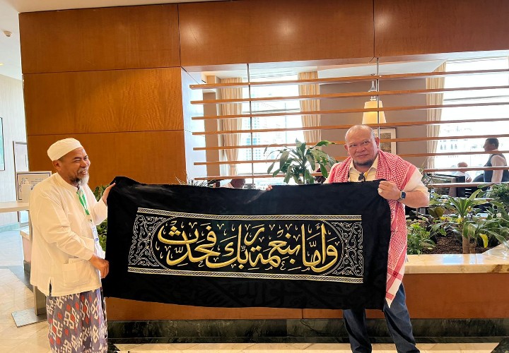 Bertemu Gus Najih Maimoen, Ketua DPD RI Diberi Kaligrafi