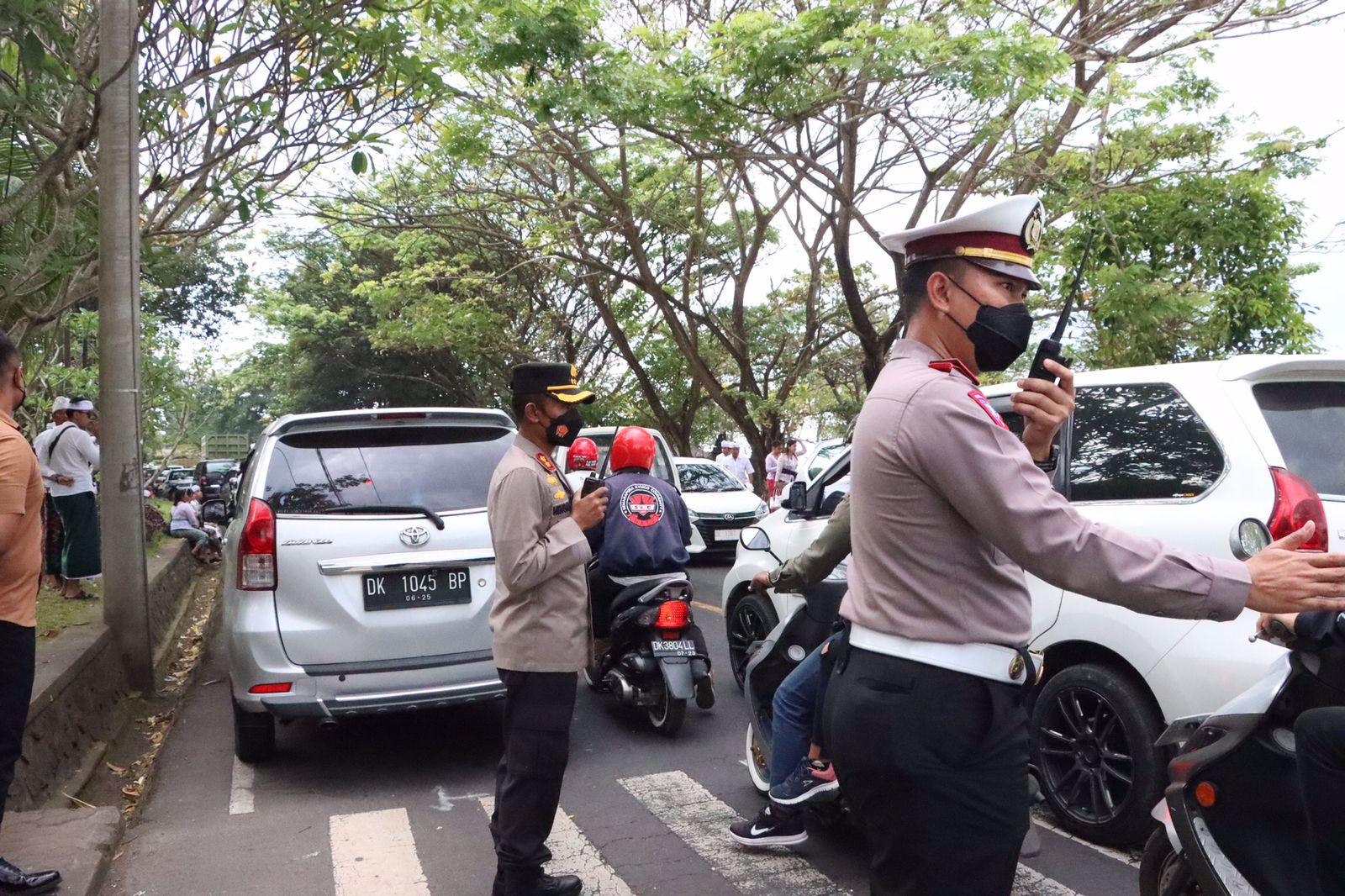 Kapolres Klungkung Turun Langsung Urai Kemacetan Arus Lalu Lintas di Pura Goa Lawah