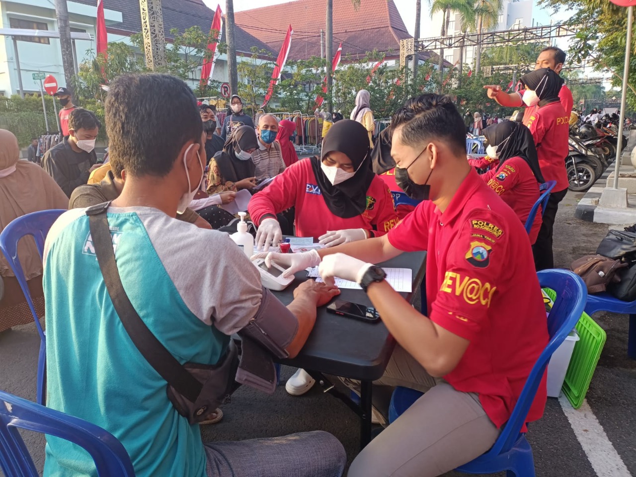 Polres Bojonegoro Gelar Vaksinasi dan Pengobatan Gratis di Kawasan CFD