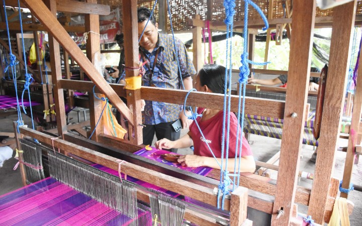 Pemberdayaan Tenun Lokal, Kualitas Tenun Tebusalah Siap Bersaing