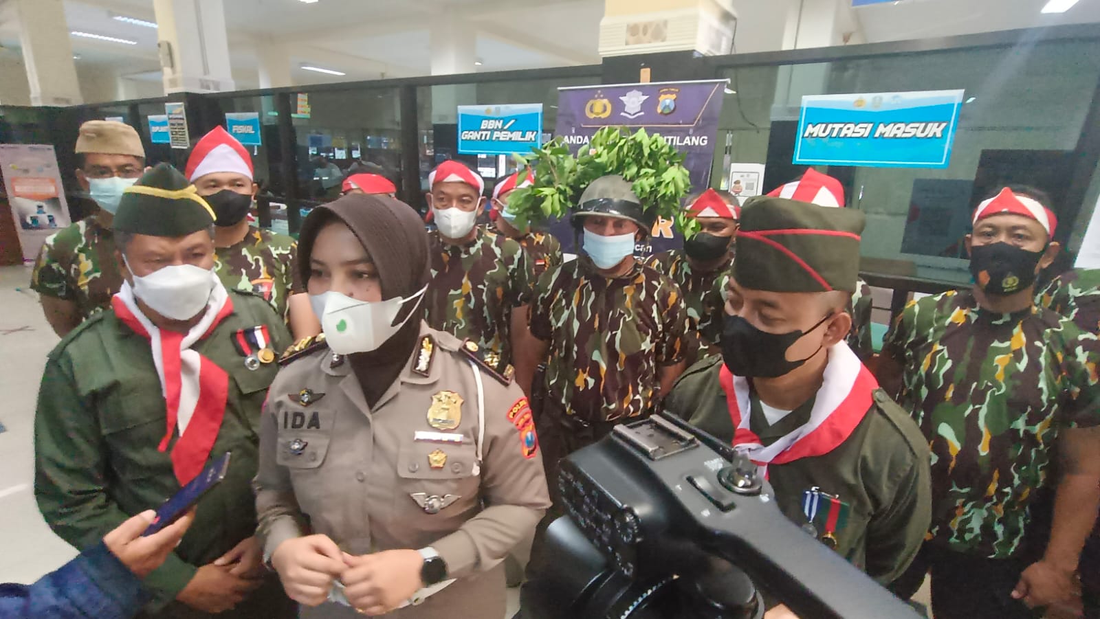 Sambut Hari Kemerdekaan RI, Petugas Pelayanan Samsat Kenakan Baju Pejuang