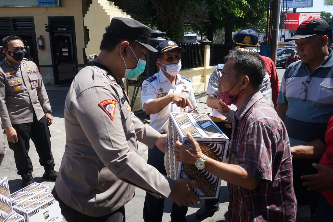 Satker Polda Jatim Berikan Bansos Kepada Masyarakat Terdampak Kenaikan BBM