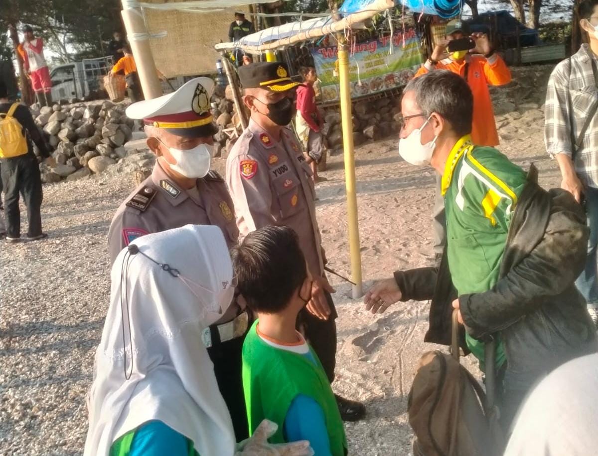 World Cleanup Day 2022, Polres Tanjung Perak Surabaya Bersih &ndash; bersih Pantai Kenjeran