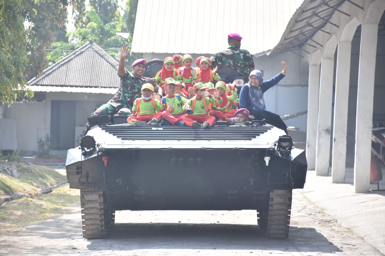 TANAMKAN JIWA NASIONALISME, PESERTA DIDIK TK ROUDLOTUL BANAT SIDOARJO KUNJUNGI BATALYON ARHANUD 2 MARINIR