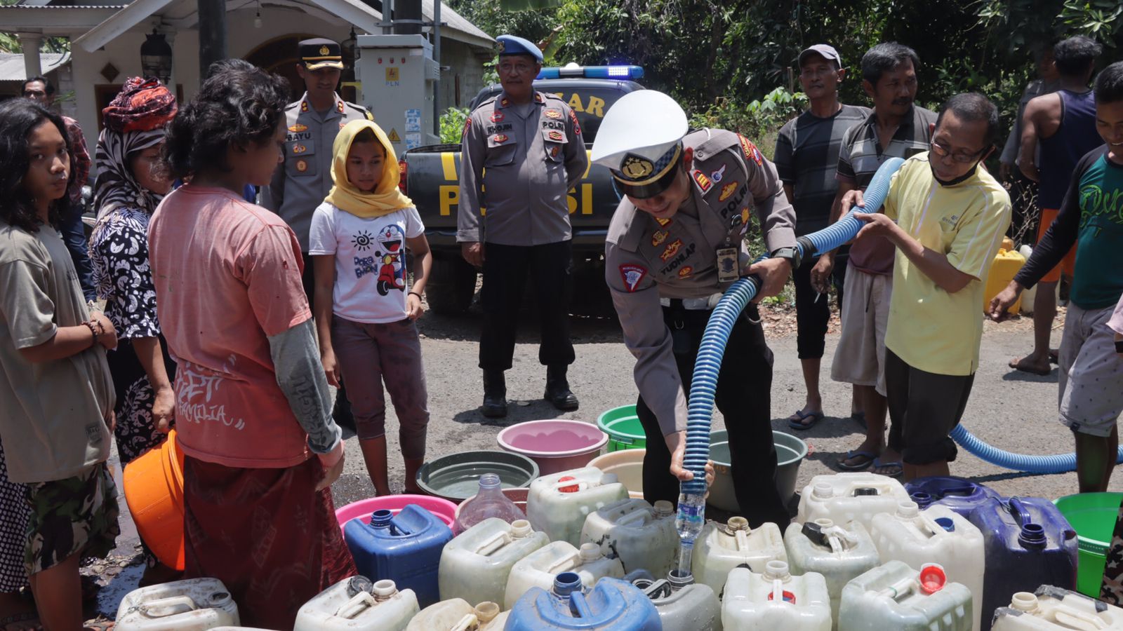 Polres Pasuruan Suplai Air Bersih Untuk Warga Terdampak Kekeringan