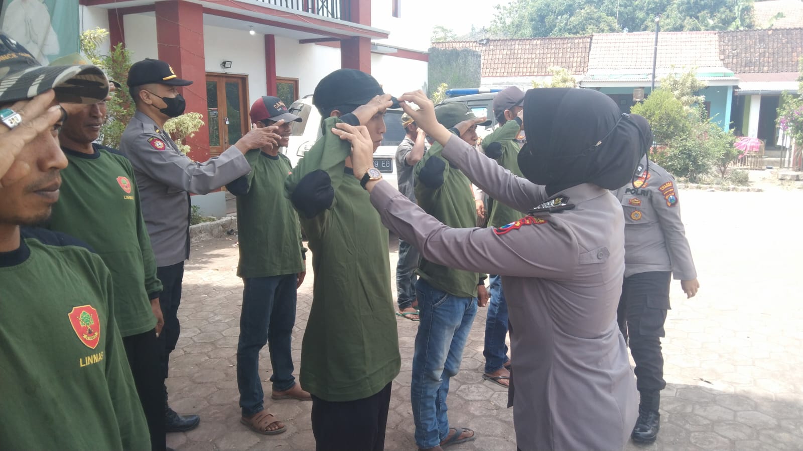 Persiapan Pengamanan Pilkades Serentak, Polwan Polres Situbondo Latih Linmas