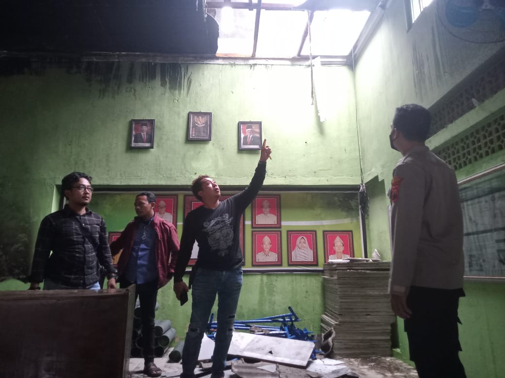 Pasca Dilalap Sijago Merah Kantor Balai Desa Sarang Meduro Masih Terbengkalai