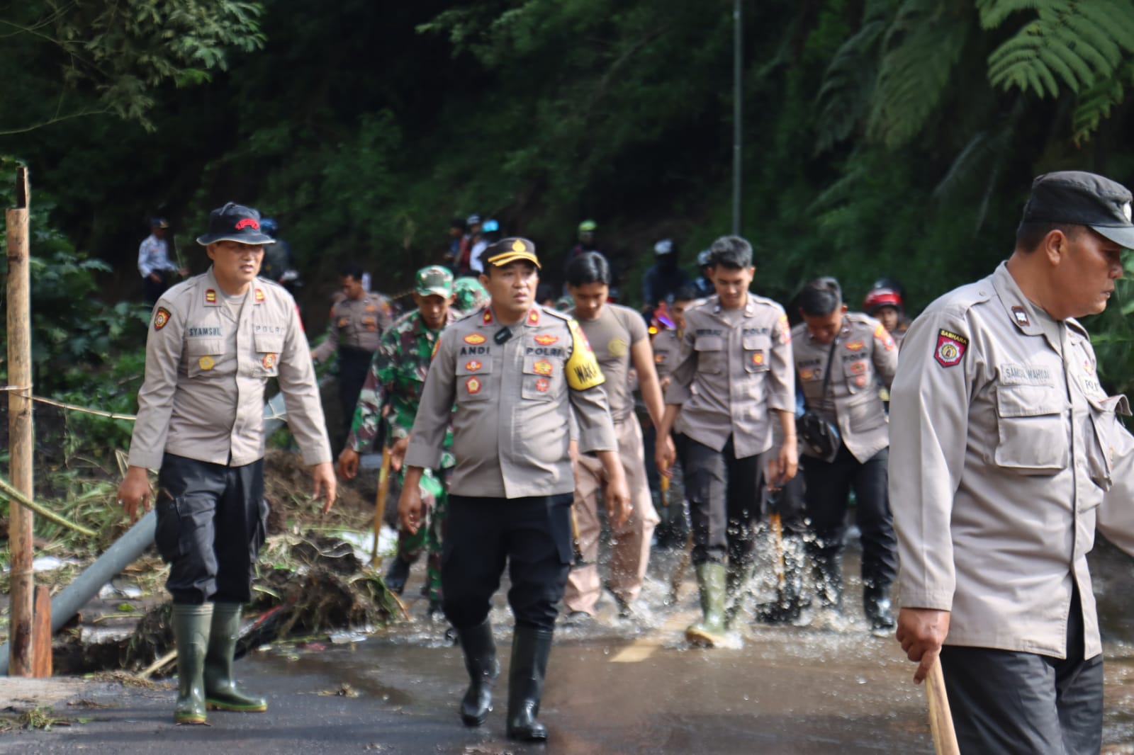 Polres Lumajang bersama TNI dan BPBD Tangani Bencana Tanah Longsor di Ranupani